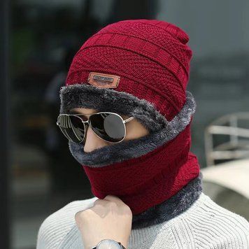 Зимова в'язана шапка з бафом на хутрі (бордова)